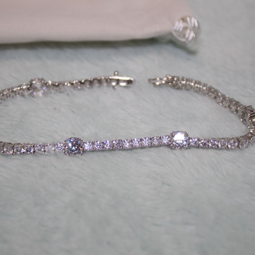 Diamonique Silver Bracelet With Clear Stones 75$